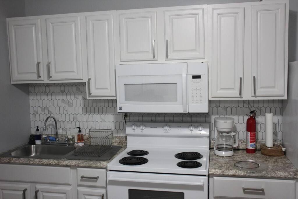 Entire 2-Bed Private Apt - Ewr/Nyc/Outlet Mall Newark Bagian luar foto